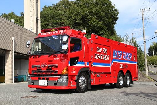 新しく配備された赤い大型の消防水槽新車両の写真