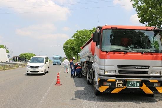 道路の路肩にタンクローリー車が停車している写真