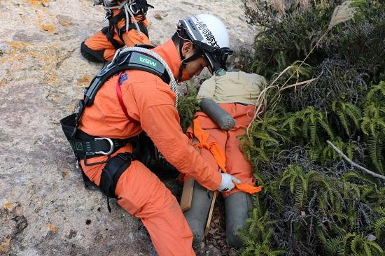 ダミーの人形を使い要救助者の救助訓練を行う隊員の写真