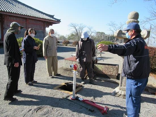 小野市職員による訓練指導を受けている寺院関係者たちの写真