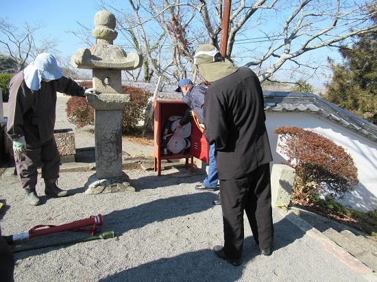 寺院関係者と職員が一緒に消化栓などの点検をしている写真