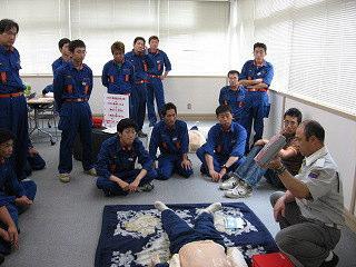 AEDの取扱い方法の説明を受ける消防団員たちの写真