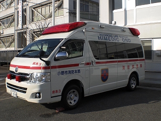 白地のボディに赤いラインの入った前後にパトライトが付いている救急車の写真