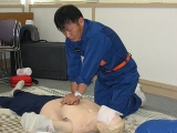 消防隊員が心肺蘇生人形を使って訓練をしている写真