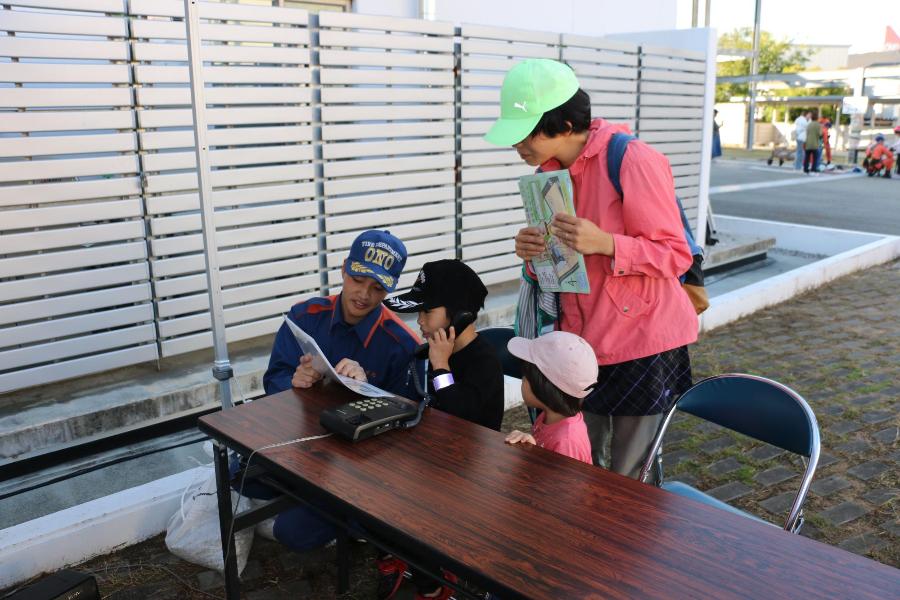 模擬電話で119番通報を体験する様子