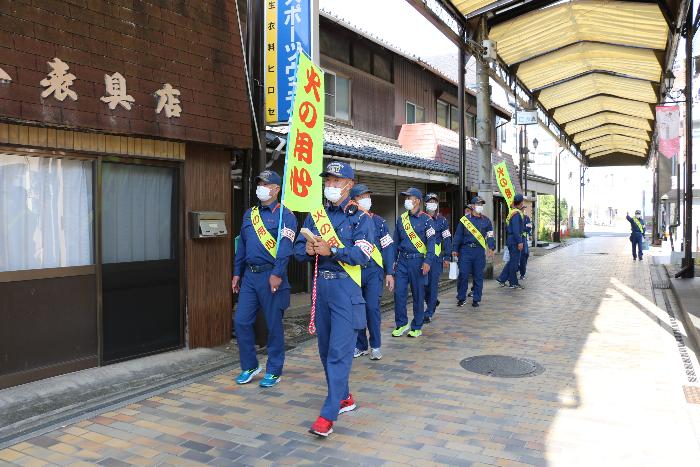 商店街をパトロールする様子