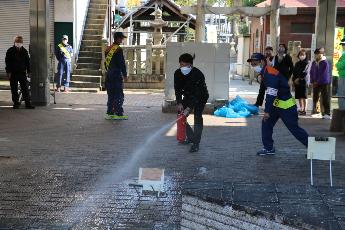 消火器で消火訓練をする様子