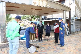 消火栓を使用し訓練する様子