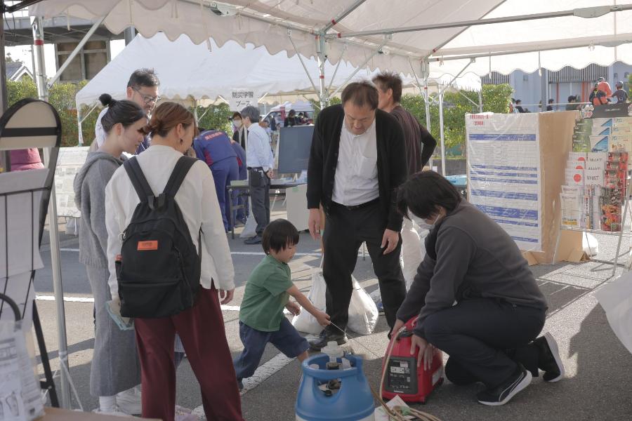 発電器を始動させる様子
