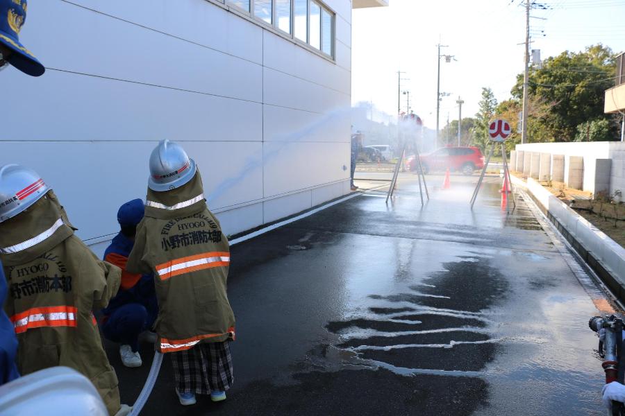 放水を体験する様子