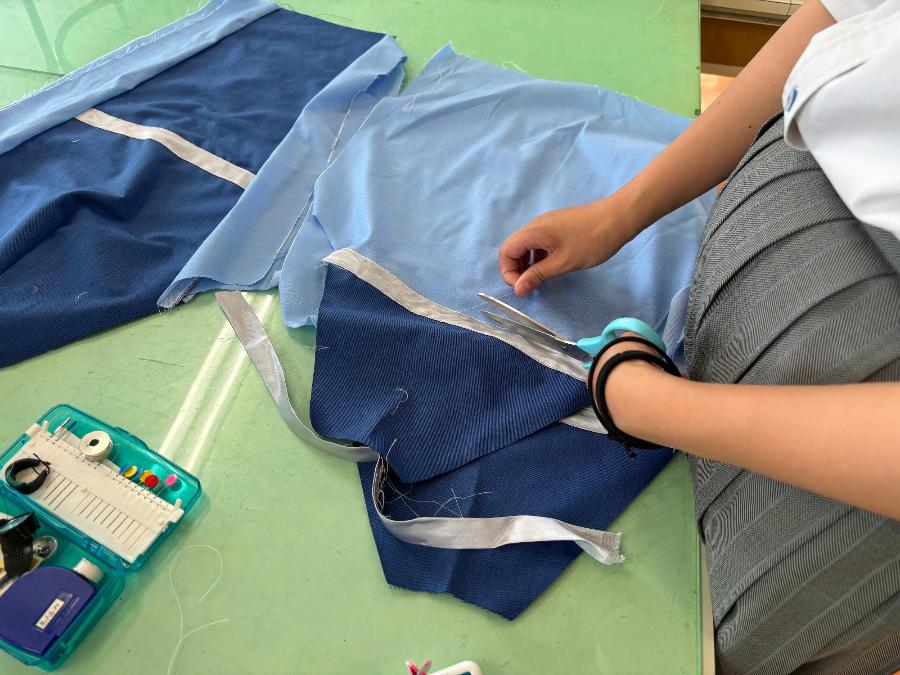 感染防止衣製作中の様子