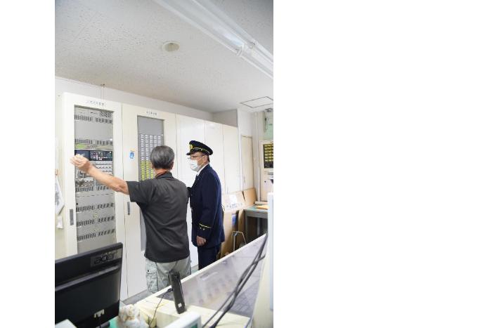 消防設備を点検する様子