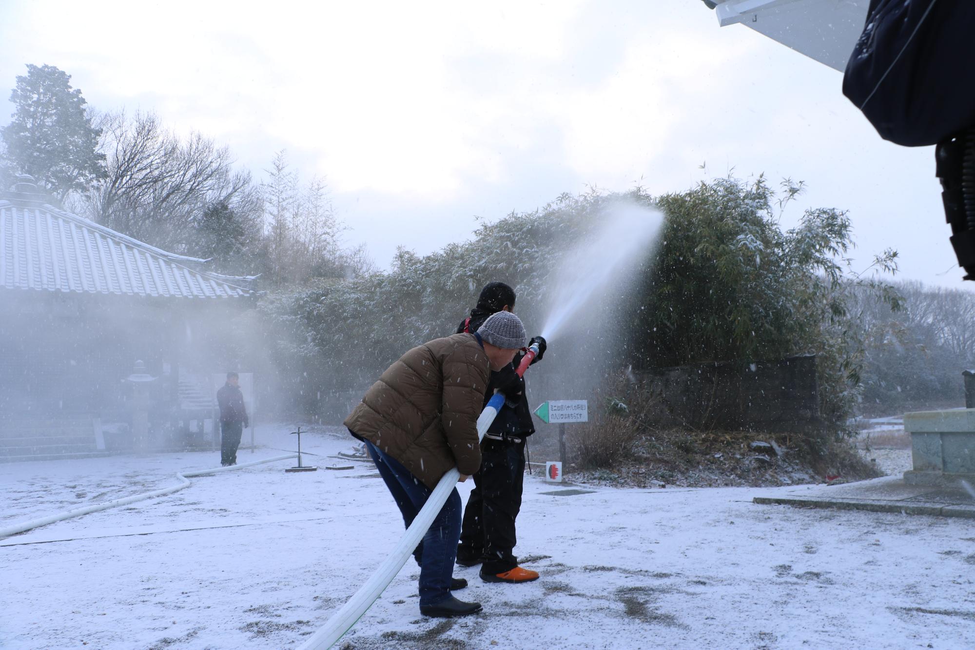 地元住民による放水