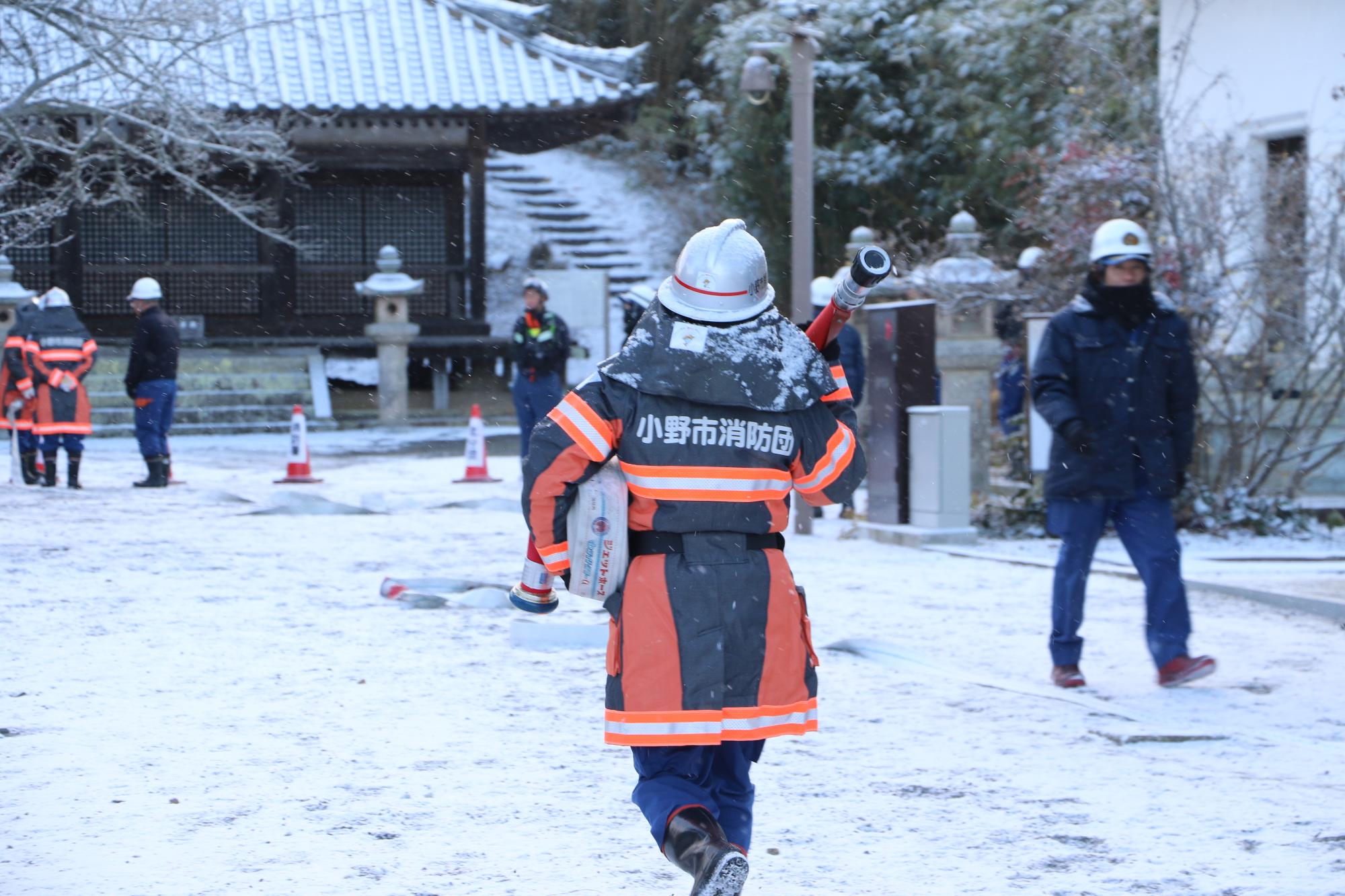 消防団によるホース延長