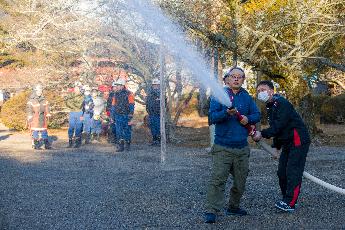 地元住民による放水