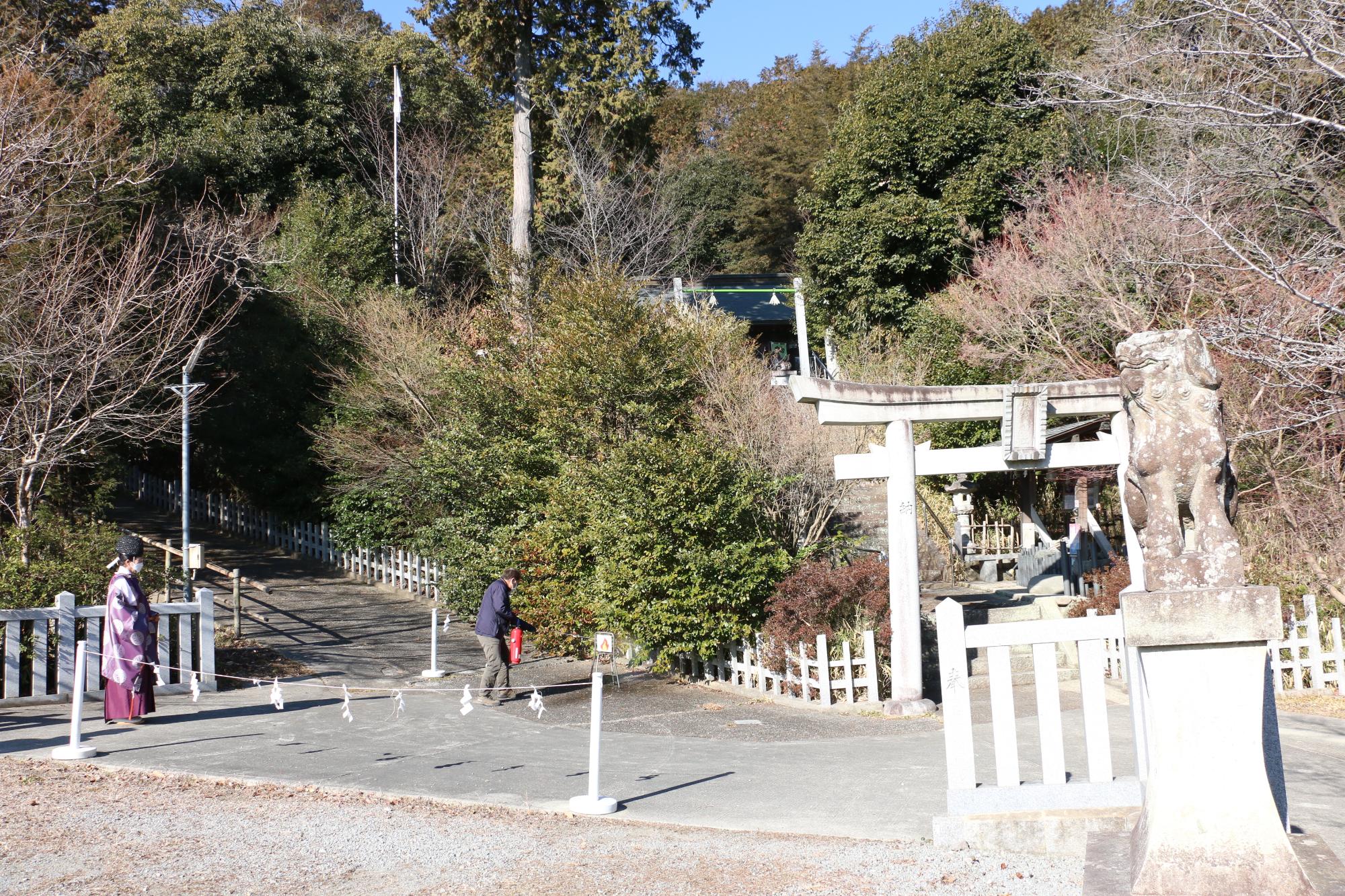 神社関係者が初期消火をしている様子