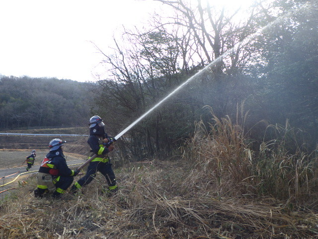 令和5年3月1日水曜日、小野市来住町莇小野アルプス中央林間ハイキングコース東入口周辺山林において春季全国火災予防運動の一環として、市民に広く山火事予防思想の普及を図るとともに、広範囲かつ長時間の活動が懸念され、また時間の経過とともに活動方針の転換及び体力が必要とされる林野火災現場活動の指揮統制の確立ならびにさまざまな災害現場における各活動小隊との連携と円滑な防御活動を実現し、被害を軽減することを目的として実施しました。