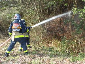 令和5年3月1日水曜日小野市来住町小野アルプスハイキングコース周辺にて林野火災訓練を実施しました。訓練場所である林野に向け放水している状況です。