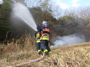 令和5年3月1日水曜日小野市来住町小野アルプスハイキングコース周辺にて林野火災訓練を実施しました。訓練場所である林野に向け放水している状況です。