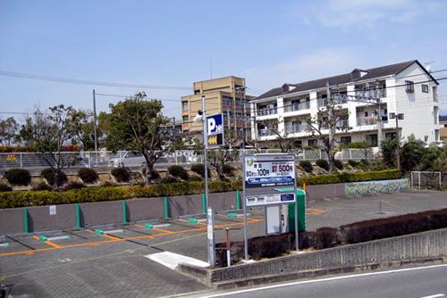 右側に白い建物が見えている小野第2時間貸駐車場の写真