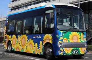 デマンドバスに使われるヒマワリがデザインされたらんらんバスの写真