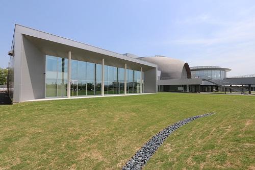 前に広場があり後ろに市民交流ホールが建っている写真