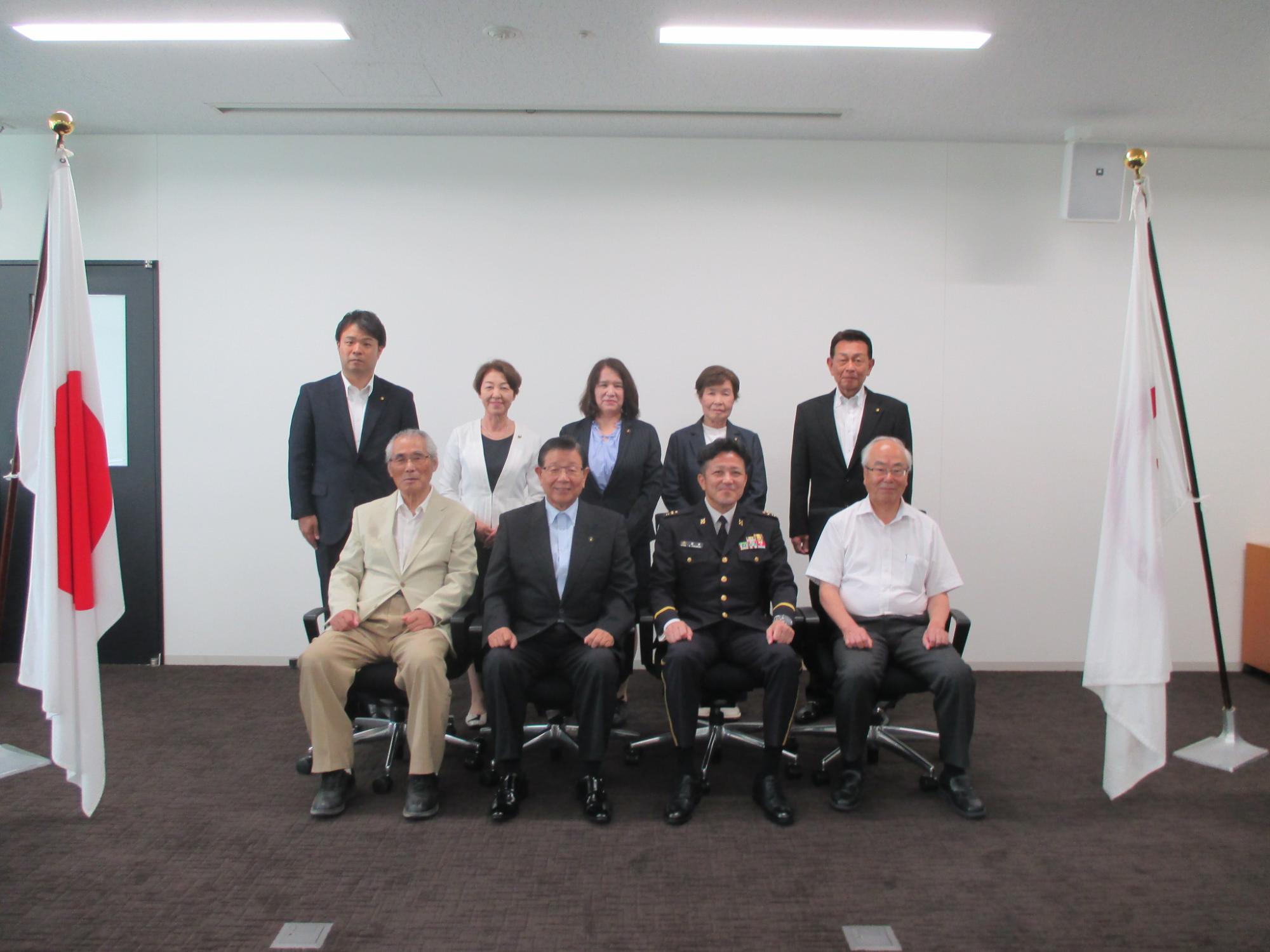 市長、自衛隊募集相談員と令和7年度の自衛官募集相談員の集合写真