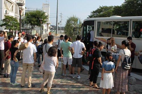 バスに乗った訪問団を見送っている小野市民のみなさんの写真
