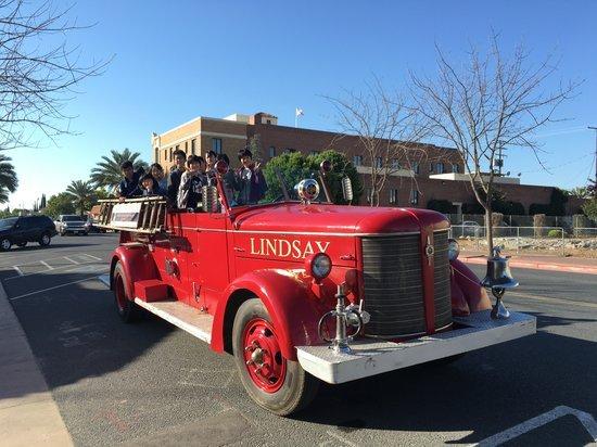 リンゼイの町並みと消防車に乗せてもらっている使節団の6人の写真