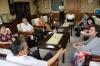 リンゼイ市訪問使節団来日の為に椅子に座って会議を開いている小野市職員たちの写真